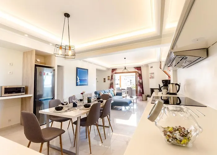 Leo - Unique Glyfada Apartment
